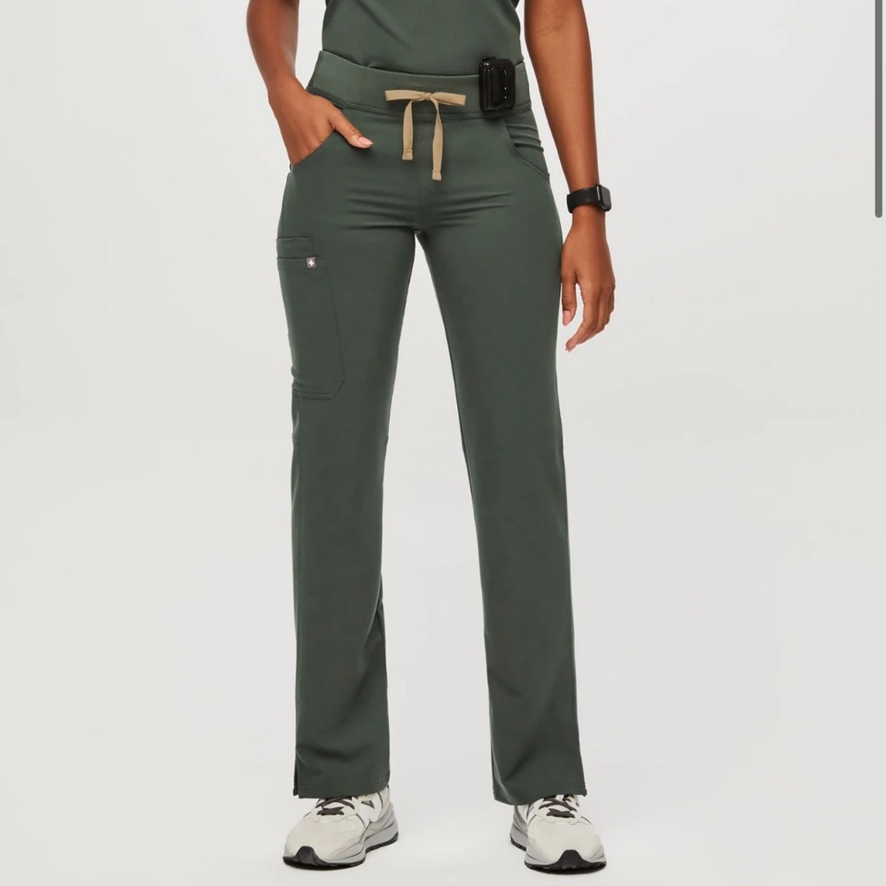 Women’s Figs Moss Kade Cargo Scrub Pants